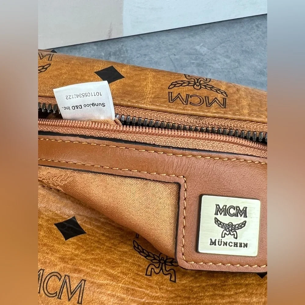 π΅ MCM Boston Arm Bag π΅ - Picture 15 of 16